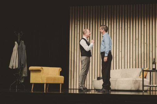 Die Aufnahme in eine Weinbruderschaft führt zu Spannungen zwischen den Freunden Nico (Jürgen Rainer) und Roman (Manfred Kräutler). Spielkreis Götzis