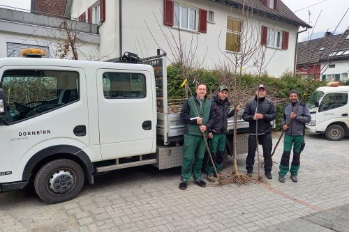 Die Dornbirner Werkhofmitarbeiter und der Obst- und Gartenbauverein freuen sich, wieder Bäume ausliefern zu dürfen. Stadt