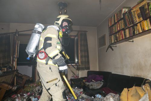 Die Feuerwehr führte im Brandobjekt Nachlöscharbeiten durch.  D. mathis