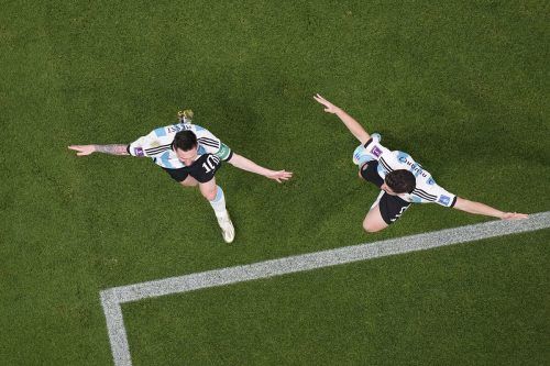 Die Freude bei Lionel Messi (l.) und Julian Alvarez über das erste argentinische Tor gegen Mexiko war ungebrochen. AP