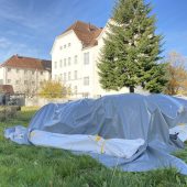 Zelte hinter dem Gericht eingelagert