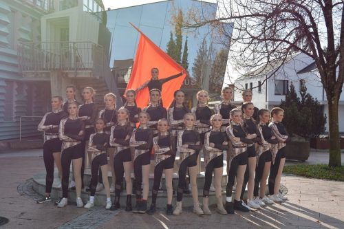 Die Harder Showdance-Gruppe macht mit beim „Orange the World Day“. Andrea Mairhofer