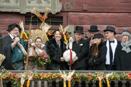 Die offizielle Eröffnung des Dornbirner Martinimarkts findet durch Bürgermeisterin Andrea Kaufmann auf der Stiege des Roten Hauses statt. Jürgen KostelAc/Dornbirn Tourismus