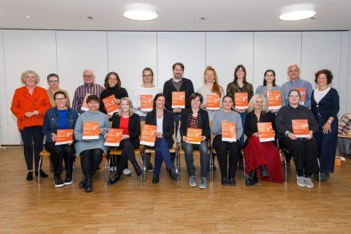 Die Teilnehmenden am Lehrgang bekamen an der VHS Götzis ihr Zertifikat überreicht.  VLK/Hofmeister