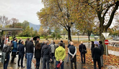 Die teilnehmenden Architektinnen und Architekten bei der Besichtigung vor Ort. ???