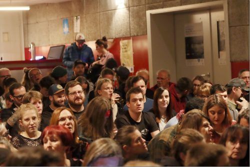 Die Veranstaltung im Alten Kino war bis auf den letzten Platz ausverkauft. Rund 300 Besucher waren gekommen. knobel