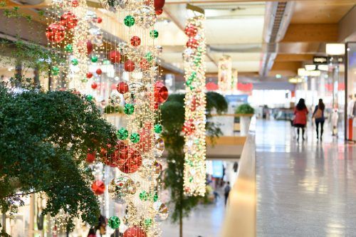 Die weihnachtlich geschmückte Zimbapark-Mall. Zimbapark