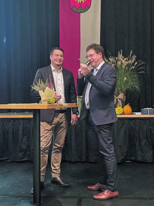 Drei Jahrzehnte lenkte Rainer Duelli die Geschicke der Gemeinde Übersaxen. Nun hält Manfred Vogt die Zügel bzw. die Schlüssel in der Hand.  VN/WIM