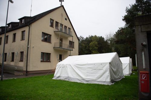 Drei Zelte sind bei der Polizeischule aufgebaut worden, weitere wurden angeliefert. Belegt waren sie auch am Wochenende noch nicht.  VN/Rhomberg