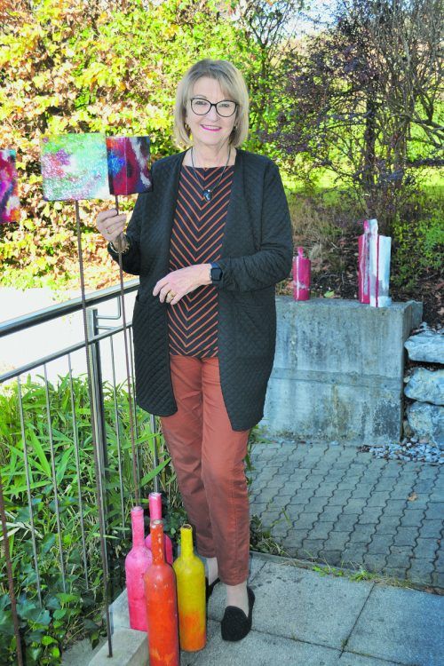 Edith Mahner mit einem neuen Projekt, Quadraten auf Metallständern.