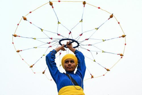 Ein Sikh führt während einer religiösen Prozession in Amritsar im indischen Bundesstaat Punjab „Gatka“ vor, eine alte Kampfkunst. AFP