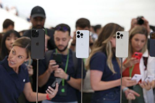 Elektronische Geräte sind in der Schweiz billiger geworden - das iPhone 14 gibt es in Europa nirgends günstiger als in der Schweiz.  AFP