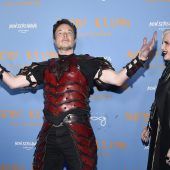 Heidi Klum feiert Halloween als Riesenwurm