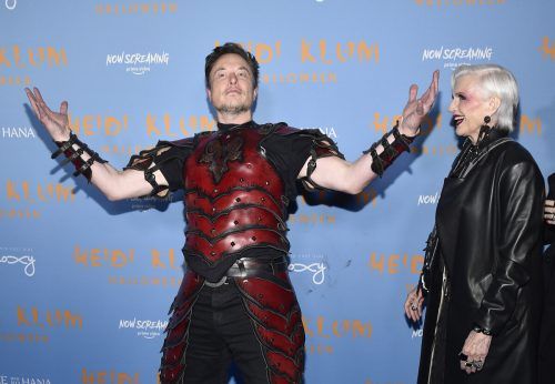 Elon Musk posierte in schwarz-roter Kriegerkluft.