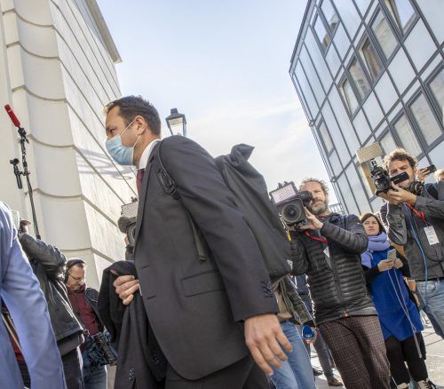Er beantwortete keine Frage im Ausschuss und äußerte sich nicht gegenüber den Medienvertretern: Thomas Schmid. APA/Tobias Steinmaurer