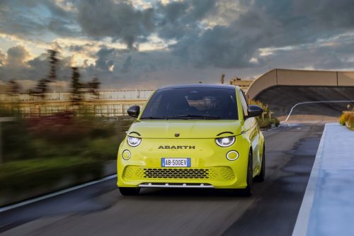 Fiats sportliche Schwester Abarth bringt eine eigene Variante des elektrischen Kleinstwagens 500e auf die Straße. Als Antrieb fungiert bei Limousine und Cabrio ein 155 PS starker E-Motor, der den Zweitürer in 7 Sekunden auf Tempo 100 beschleunigt. Die Reichweite gibt der Hersteller mit 250 Kilometern an, geladen wird mit bis zu 85 kW. Die Abarth-Variante setzt sich auch optisch vom maximal 118 PS starken Standardmodell ab.