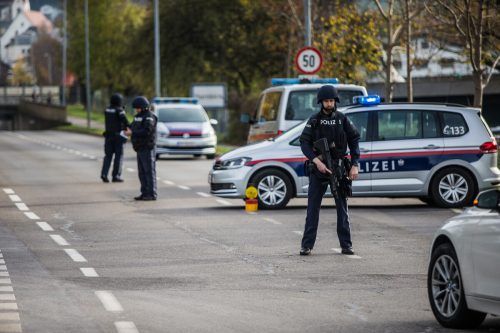 Nach der Ankündigung des Amoklaufes riegelte die Polizei sämtliche Straßen im Umfeld der Mittelschule ab.   vn/steurer