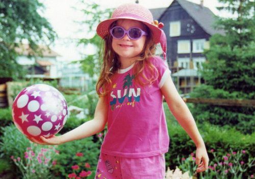 Als Kind war Ronja Räubertochter ihre Galionsfigur, als Jugendliche Anne Frank, die Claudia Riemer zeigte: Zu träumen und zu hoffen kann dir niemand verbieten. Auch ein imaginärer Freund stand fest an ihrer Seite und bestärkte sie in ihren Ideen. Claudia Riemer, Floristin und Pflegemutter