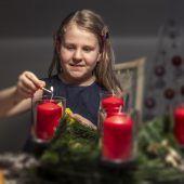 Erste Kerze brennt. Advent ist die Zeit der Hoffung. »a8