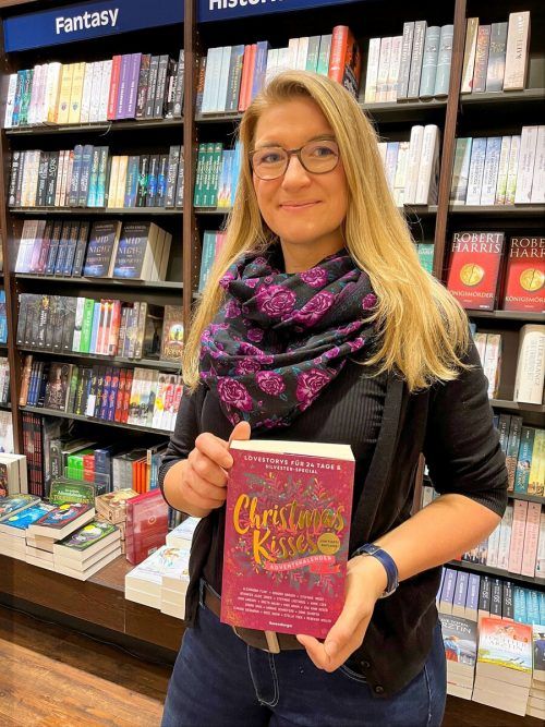 Filialleiterin Sabine Tschohl freut sich auf die Buchpräsentation von „Christmas Kisses“ bei Thalia. Zimbapark