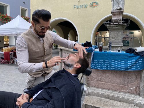 Friseurmeister Apo Atalay legte sich bei seinen drei ungewöhnlichen Kunden richtig ins Zeug.