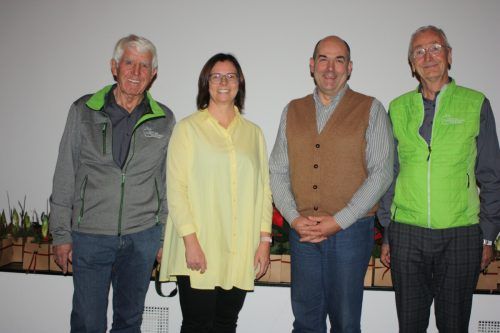 Gärtnermeister Rudi Waibel, Bürgermeisterin Katharina Wöss-Krall, Gemeinderat Alexander Schwaszta und OGV-Obmann Karlheinz Fritsche. Vn/TK