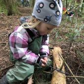 Spielen und lernen im Wald