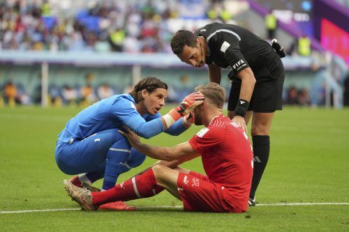 Goalie Yann Sommer kümmert sich um Teamkollege Silvan Widmer. Reuters