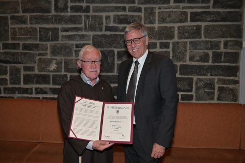 Guardian der Feldkircher Kapuziner Karl-Martin Gort mit Bürgermeister Wolfgang Matt bei der Übergabe des Goldenen Verdienstzeichens. Stadt Feldkirch