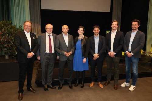 Hermann Metzler, Reinhard Haller und Horst Zimmermann mit Friederike Hehle sowie den Geschäftsführern Gerhard Dreher, Martin Schallert und Michael Metzler. ame
