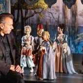 Mozart mit Menschen und Marionetten