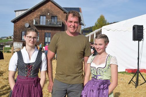 Im Einsatz: Obmann Martin Vögel und seine Helferinnen Theresa und Leonie.