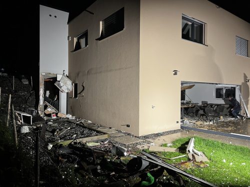 Im Erdgeschoß und im Außenbereich des Wohnhauses lag nach der Detonation alles in Trümmern.  vlach