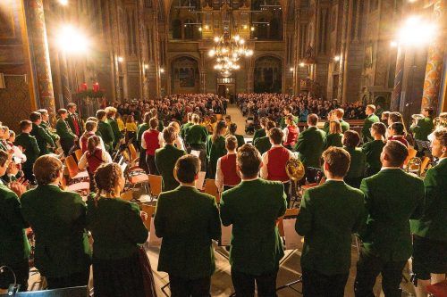 Im stimmungsvollen Ambiente der Hatler Kirche werden Helden des Alltags musikalisch in den Mittelpunkt gerückt. cth