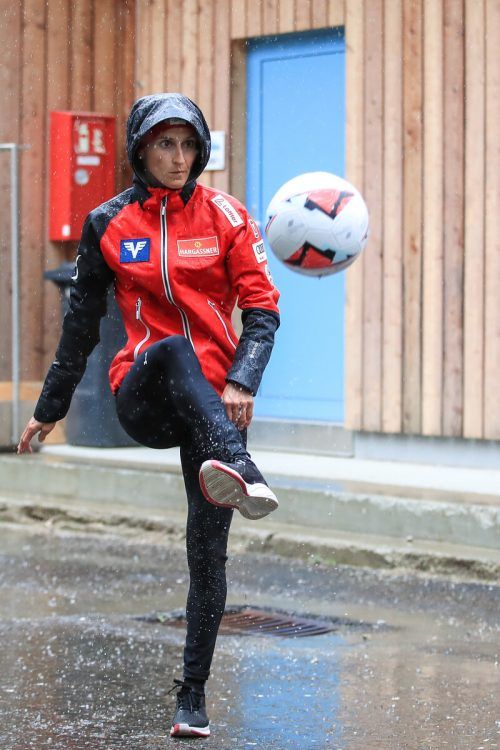 Im Training zeigt Eva Pinkelnig ihre Fußballqualitäten. gepa