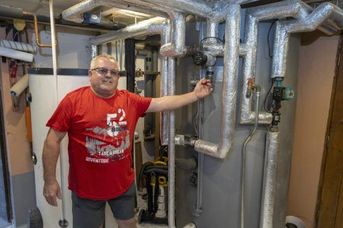 Im Vorjahr betrug Walter Donas (hier vor dem Pufferspeicher) Stromproduktion 14.300 kWh. Der Verbrauch lag mit 11.000 kWh darunter.