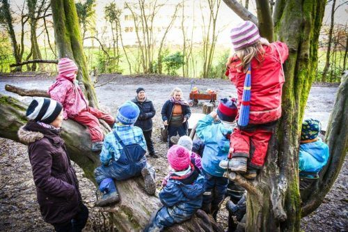 Im Waldkindergarten sind die Kinder das ganze Jahr und bei jedem Wetter draußen. So nehmen sie die Natur und ihre Veränderungen bewusst wahr. U. Mittelberger