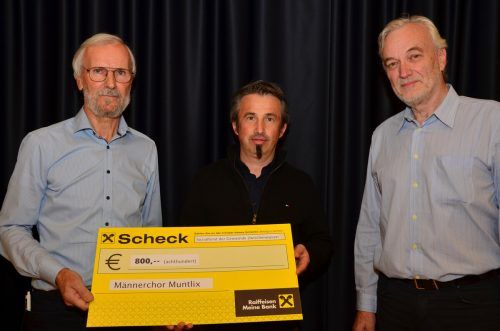 Im Zuge der JHV überreichte der Männerchor Bgm. Jürgen Bachmann einen Spendenscheck für den Sozialtopf der Gemeinde. w. schnetzer