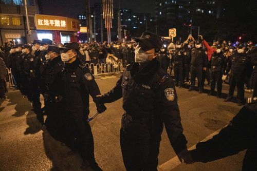 In der Hauptstadt Peking bilden Polizisten eine Linie, um Demonstranten zu stoppen. AP