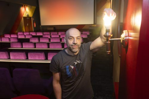 In der Kinothek in Lustenau hat man auf die hohen Energiepreise reagiert und an allen Ecken und Enden Maßnahmen gesetzt. Neben der Installation von Photovoltaikanlagen, sieht Betreiber Pierre Fenkart bei der Umrüstung auf LED-Beleuchtung und einer neuen Heizung das größte Einsparungspotenzial. Aktuell profitiere man in der Kinothek noch von einer Strompreisgarantie bis März 2023. Vor Kurzem hat der Betreiber eine 30kw-Photovoltaikanlage in Betrieb genommen. Nächstes Jahr soll eine zweite folgen. „Zudem planen wir in zwei Jahren weg vom Gas zu kommen, und auf Erdwärme umzusteigen“, informiert Fenkart.Schon vor geraumer Zeit habe man in der Kinothek auf LED-Beleuchtung umgerüstet. „Wir haben nur noch ein paar einzelne Neonleuchten im Foyer.“ Die besucherschwachen 22 Uhr-Vorstellungen habe man schon länger gestrichen. Zudem wird die Heizung im Kinosaal früher abgedreht. „Die Zeiten, in denen wir auf bis zu 25 und 26 Grad geheizt haben sind vorbei, momentan wird die Temperatur auf 22 Grad reguliert. Es ist also immer noch sehr warm“, versichert Fenkart. Um noch mehr Energie zu sparen, plant der Kinobetreiber der noch schwarzen Decke einen neuen Anstrich zu verpassen. „Mit einer weißen Decke wird es im Raum heller, dadurch brauchen wir in Zukunft weniger Licht“, zählt Fenkart auf. Preisaufschläge gibt es in der Kinothek für Getränke und Snacks, für ein Kinoticket zahle man noch genauso viel wie vor rund acht Jahren. „Am Ticket verdienen wir ohnehin nicht viel. Wir leben vom Verkauf von Popcorn und Cola.“