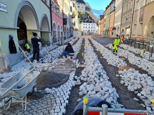In der Neustadt wird im Zuge der Kanalisationssanierung ein neues Kopfsteinpflaster verlegt. Stadt Feldkirch