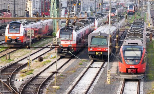 In ganz Österreich standen auf dem Bahnnetz der ÖBB die Züge.  APA/Hochmuth