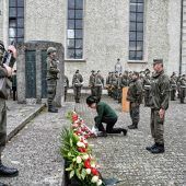 Soldaten erinnern mit Kränzen an die Kriegsopfer