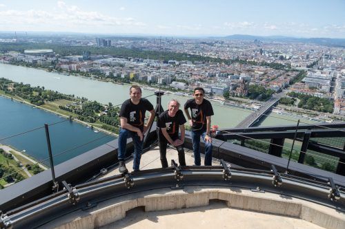 Initiator Eberhard Jordan, Milos Petrovic, Lungenfacharzt, und Martin Gütlbauer, Physiotherapeut, besteigen am Mittwoch den Wiener DC Tower.  hopf