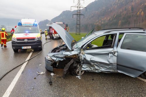 Insgesamt drei Fahrzeuge waren in den Unfall auf der Landstraße zwischen Nenzing und Nüziders verwickelt. d. mathis