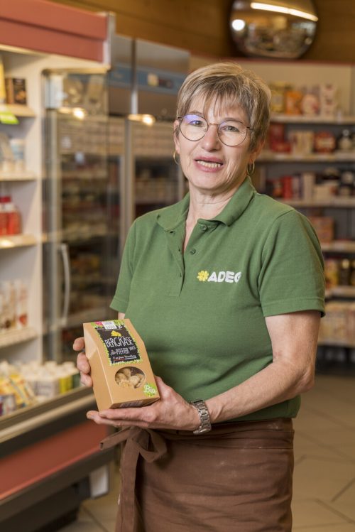 Irmtraud Eckl setzt auf regionale Produkte wie Kekse der Sabine + Xaver BioGourmet Manufaktur aus Raggal. 