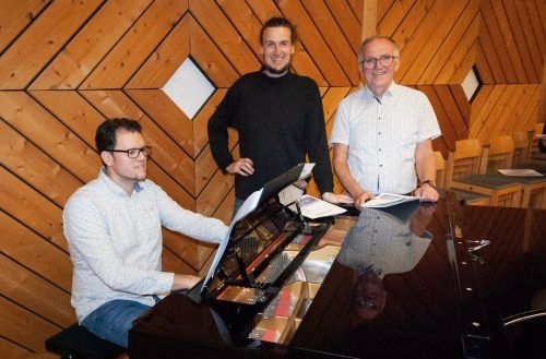 Johannes Bär, ehemaliger „Holstuonar“, komponierte die jazzige „Nikolausmesse“.  
               
              Wolfgang Dietrich
