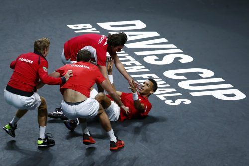 Jubeltraube nach dem verwandelten Matchball von Felix Auger-Aliassime. AP