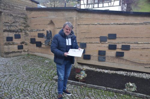 Jürgen Katschitsch steht hier vor der Lehmmauer auf dem Friedhof von St. Gerold. HAB