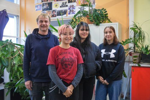 Jürgen Nussbaumer (links) begleitet die „Guten Geister“ im Culture Factor Y, wie Seher (17), Vali (15) und Vivien (15). bvs (3)